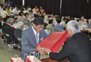 長寿を祝い118人に記念品が贈呈された＝８日、久松地区公民館