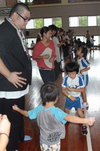 全園児と保護者たちが一緒になって踊ったフォークダンス＝１５日、東小体育館