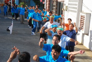 躍動的に踊る参加者ら＝３０日、佐良浜の本村ジャー（旧池間村）