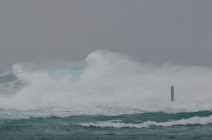 台風17号の影響で海上は猛烈なしけが続いた＝28日、城辺友利