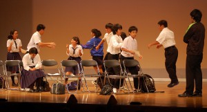 宮古島市の児童生徒たちによる迫真の演技が舞台で繰り広げられた＝１６日、マティダ市民劇場
