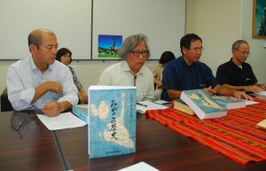 記者会見する（左から）川満教育長、仲宗根委員長ら＝２１日、市役所城辺庁舎