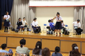 公開リハーサルで保護者らに練習成果を披露する出演者たち＝８日、久松中学校体育館