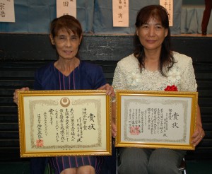 県知事賞を射止めた下地さん（左）と努力賞を受賞した宮国さん＝１９日、琉球新報ホール