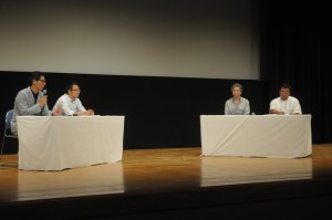 エコライフの実践について対談した（左２人目から）大金修一さん、永井一史さん、遠藤貴之さん。左はコーディネーターで宮古ＪＣの濱元雅浩さん＝２０日、マティダ市民劇場