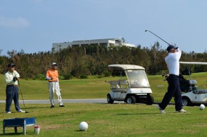 ゴルフ愛好者約３１０人が参加して行われた第１５回宮古毎日親睦ゴルフ大会＝7日、オーシャンリンクス宮古島