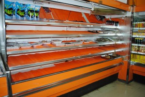 台風21号の影響で生鮮食品コーナーの陳列棚はがら空きになっている＝１７日、多良間村内のスーパー