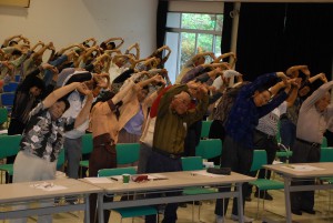 ストレッチ体操をする参加者たち＝１６日、市中央公民館