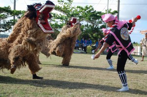 伝統の「獅子舞」を奉納した友利の豊年祭＝２８日、友利公民館