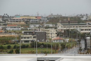 久松中西側の伊良部大橋取付道路沿いにはアパートが建ち並ぶ＝１７日、久松地区