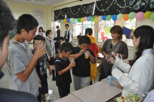 子どもたちを含めて多くの地域住民が訪れて学園祭を楽しんだ＝13日、伊良部高校