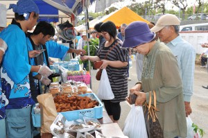 宮古島漁協協同組合のブースでは揚げたての魚の天ぷらやフライが飛ぶように売れた
