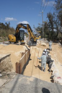 送水管を埋設する応急的な復旧工事の様子＝３日、平良西原