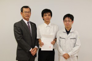 琉球大学にＡＯ入試で合格した長濱君（中央）と多良間校長（左）、辻教諭＝１６日、宮古工業高校