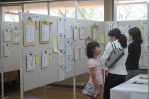 初日から多くの市民が訪れ児童生徒の力作を鑑賞した＝20日、宮古島市中央公民館