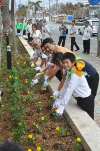 植栽活動で都市緑化の推進を誓った