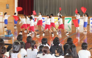 練習を重ねてきたダンスを披露する参加者たち＝７日、北中学校体育館