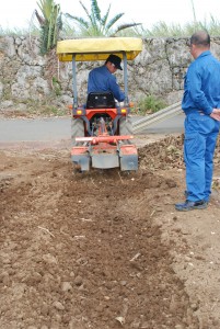 苗が土中に埋まっている圃場では畝間をロータリーで砕土する方法を提案＝３日、下地川満