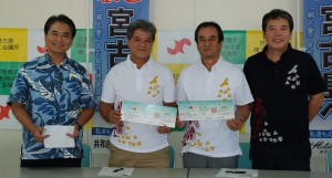 砂川恵介推進協議会幹事長（右から２人目）らがトークショーの概要を発表した＝６日、宮古島商工会議所