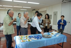 アロエベラ料理を試食する参加者たち＝７日、市役所上野庁舎