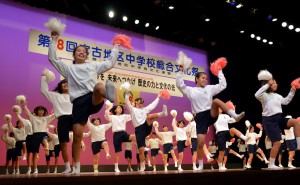久松中の生徒総勢６０人が息の合った踊りを披露した「Ｌｏｖｅ＆Ｐｅａｃｈ～久松ＫＡＲＡの少女時代～」＝１６日、マティダ市民劇場