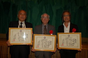 県文化協会から表彰状を贈呈された（写真右から）下地暁さん、友利吉博さん、友利博一さん＝１２日、名護市民会館