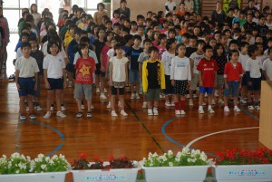 伸び伸びと合唱する児童たち＝２８日、久松小学校の体育館