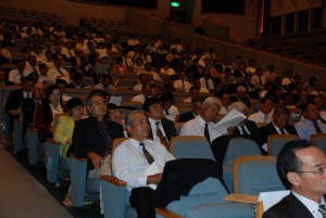 県内から３００人余の議員らが参加した研修会＝２８日、マティダ市民劇場