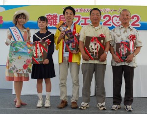 離島フェアで表彰された与儀さん、上地さん、宮城さん、赫さん（写真右から）＝２３日、奥武山公園内特設ステージ