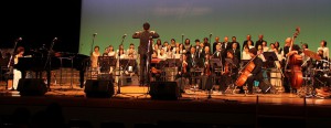 合唱団との共演も披露した高橋晴美アンサンブル＝１９日、マティダ市民劇場