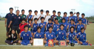 県高校サッカーで１２年ぶり２度目の優勝を果たした宮古高校イレブン＝１０日、沖縄市の県総合運動公園陸上競技場