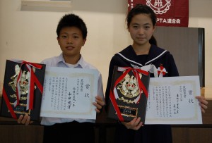 中学校の部で最優秀賞を受賞した姜力文さん（右）と中田光洋君＝１１日、西辺中体育館