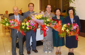 盛大な祝福を受ける新里さん（中央）と下地さん（左から２人目）ら＝２２日、ホテルサザンコースト宮古島