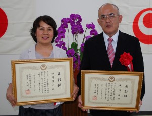 学校教育関係で多大な功績を上げたとして砂川教諭（左）と長濱教諭を表彰した＝２２日、県教育庁