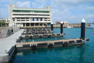 伊良部離島振興総合センター前に完成した「くし型浮き桟橋」＝２７日、佐良浜漁港