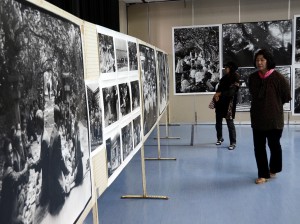 会場には沖縄の記憶を映し出した写真が展示されている＝14日、城辺公民館