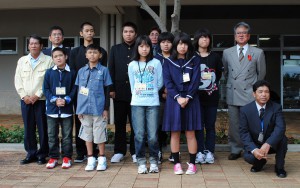 岩手県宮古市へ交流の旅に出発した児童生徒たち＝３日、多良間空港