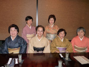 前列左から池間ヨシ子さん、新里玲子さん、豊見山カツ子さん、砂川美恵子さん、後列左から仲宗根みちこさん、上原則子さん