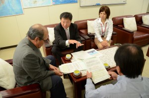 岩野所長（奥左）が高年齢者雇用安定法について理解と協力を呼び掛けた＝17日、宮古島商工会議所