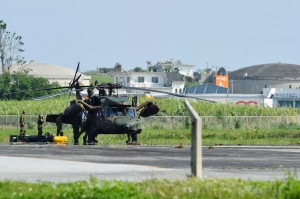 不測の事態に備え配備された多用途ヘリコプター＝７日、宮古空港