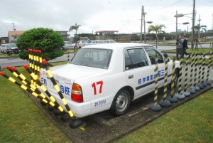 飲酒運転疑似体験では、体験者が車庫入れで車をポールにぶつけた＝２日、三和自動車学校