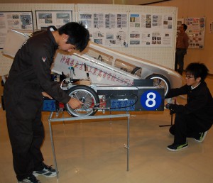 展示するエコデンカーの調整を行う宮古工業の生徒たち＝１５日、市総合博物館特別展示室