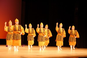 舞台で「鏡原馬場」の踊りを披露する砂川学区婦人会のメンバー＝16日、那覇市民会館