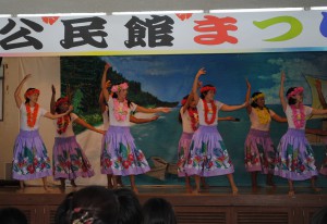 舞台発表でフラダンスを披露する女性たち＝15日、多良間村中央公民館