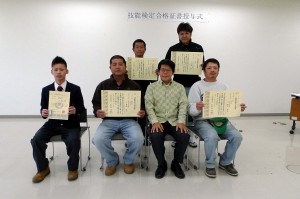 黒島所長（前列右から２人目）から合格証書を受け取った皆さん＝５日、県宮古合同庁舎