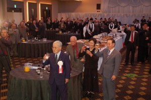 平良さんの県功労者表彰をたたえ祝杯が挙げられた＝２６日、マリエールオークパイン那覇