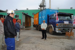 関係者が集い輸送の安全を祈願した初荷式＝12日、宮古製糖多良間工場