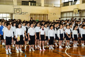 始業式で校歌を斉唱する児童ら＝７日、久松小学校