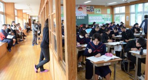 授業参観では訪れた保護者たちが授業を受けるわが子の姿に見入っていた＝29日、上野中学校