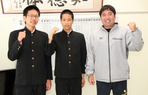 県代表メンバーに選出された瑞慶覧（中央）と平良（左）＝15日、宮古高校